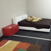 Letto Sacco e comodini rossi