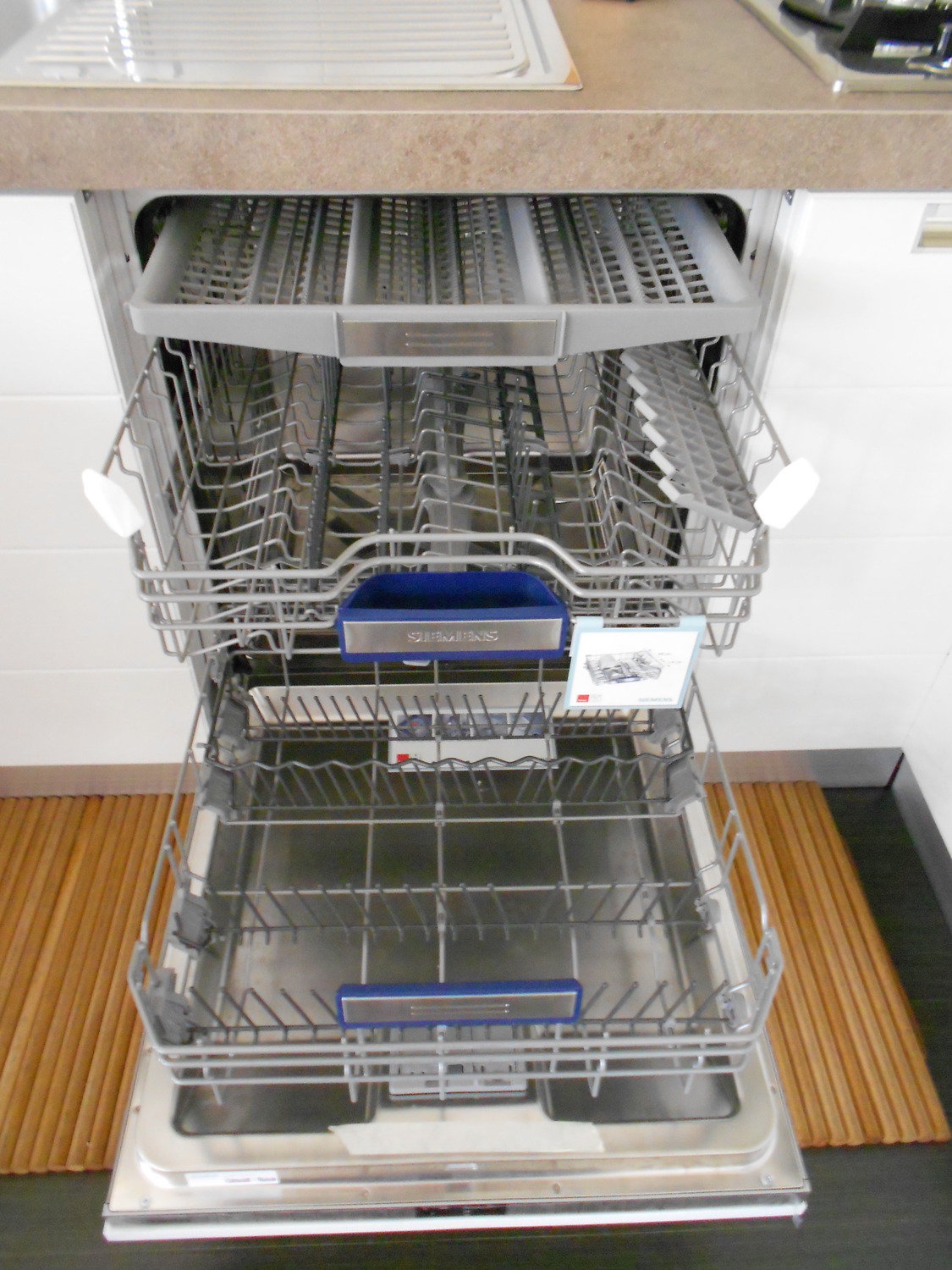 Cucina con tavolo estraibile ikea : cucina ad angolo con isola ...