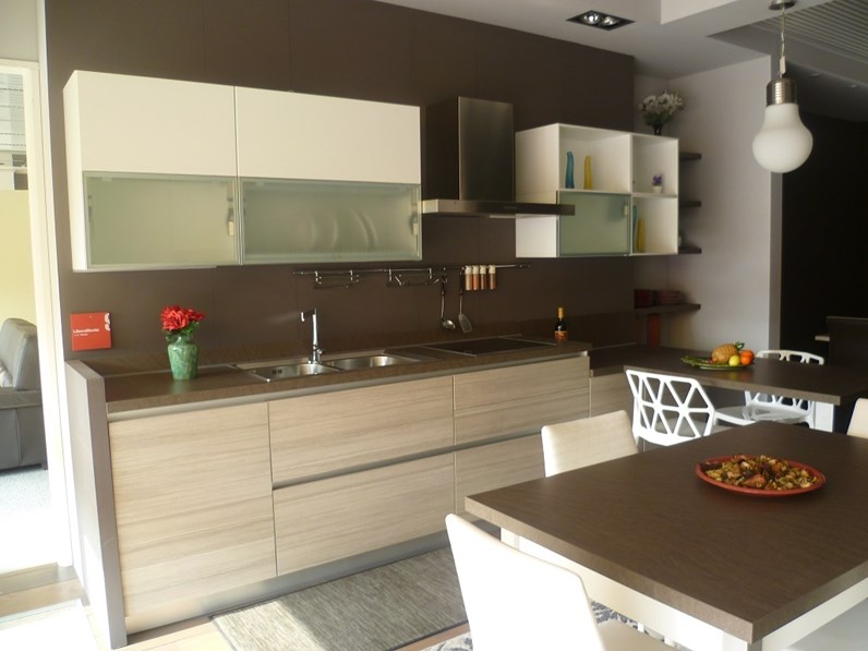 Cucina Scavolini Moderna Con Penisola Bianca In Laccato Lucido Liberamente