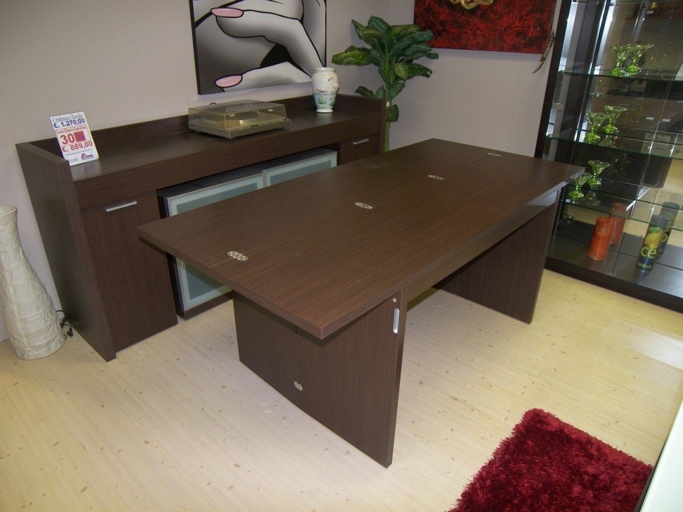 Soggiorno con o senza tavolo: tavolo da soggiorno con piano in ... Tavolo e credenza in stile salone