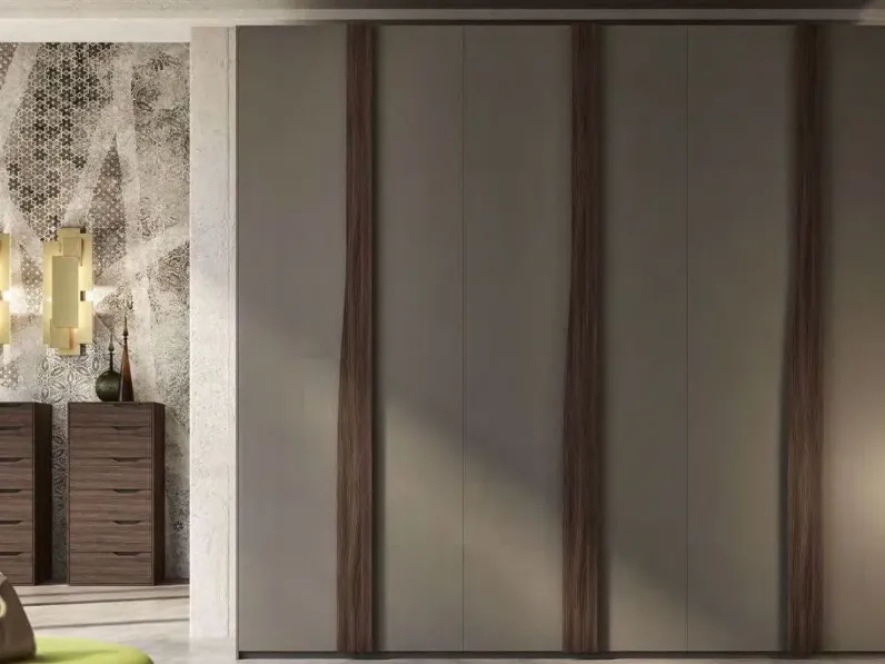 Armadio  garnde 6 ante  battenti  con maniglione  qaudro infinity   Outlet etnico SCONTATO