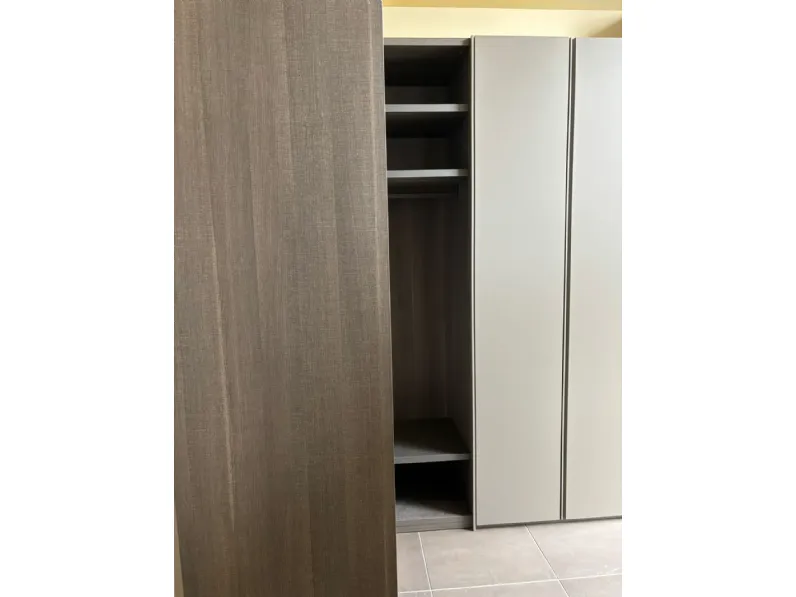 Armadio di Poliform modello Armadio in laccato opaco con sconto -77%