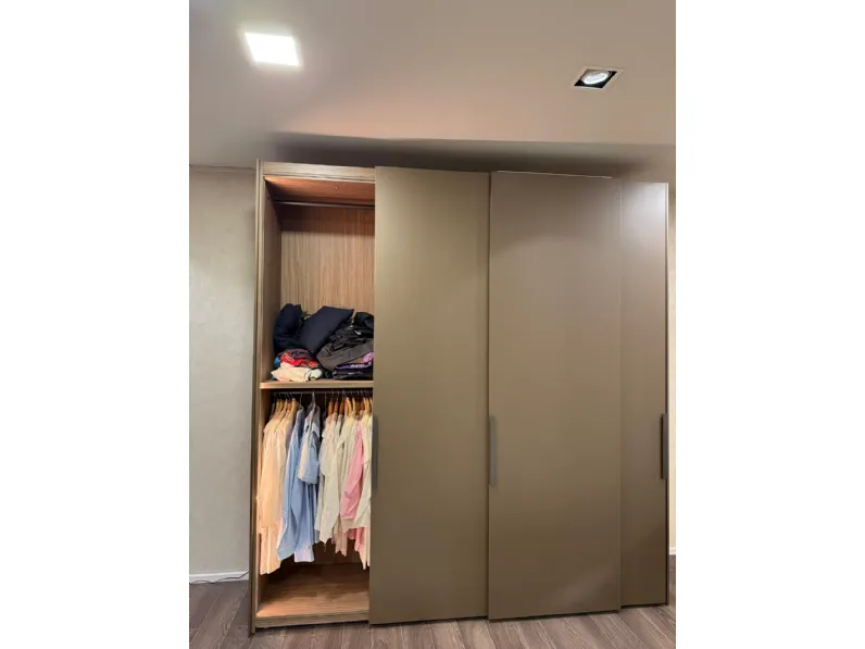 Armadio di Molteni & c modello Gliss master in laccato opaco con sconto -35%