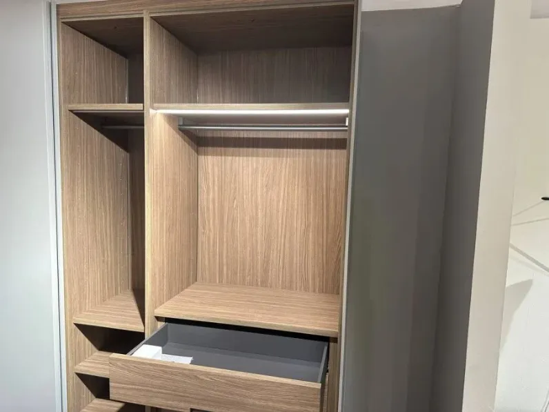 Armadio moderno Molteni&c. filo Molteni & c con un ribasso imperdibile