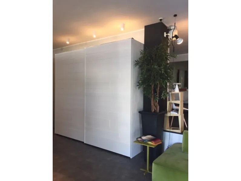 Armadio con ante scorrevoli design Segmenta-struttura legno Veneran a prezzo ribassato