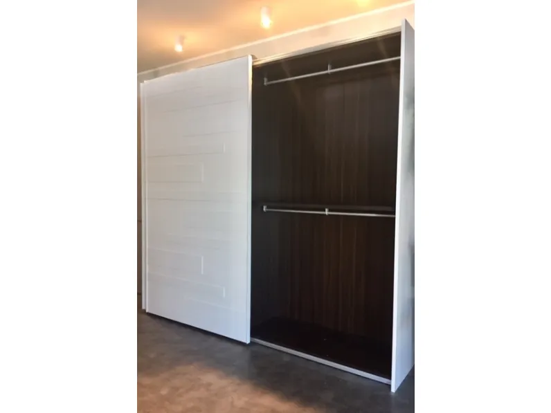 Armadio con ante scorrevoli design Segmenta-struttura legno Veneran a prezzo ribassato