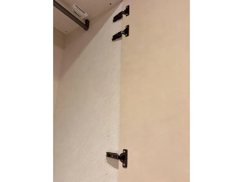 Armadio ante battenti in laminato materico modello Drop di Tomasella 