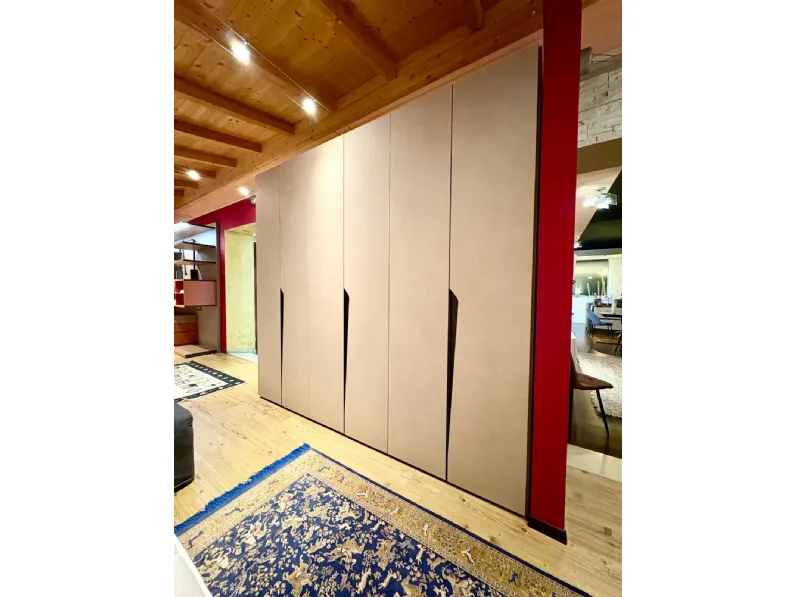 Armadio ante battenti in laminato materico modello Drop di Tomasella 