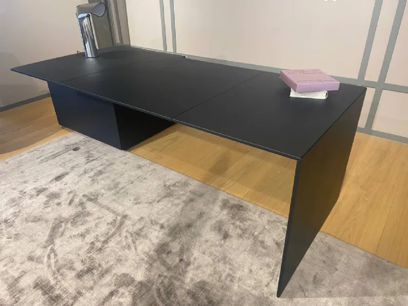 Scrivania operativa C.e.o. cube desk Poltrona frau a prezzo Outlet 