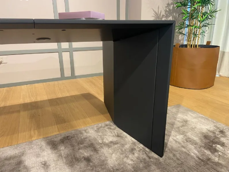 Scrivania operativa C.e.o. cube desk Poltrona frau a prezzo Outlet 