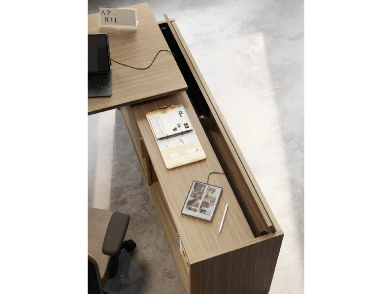 Scrivania operativa in legno Sigma con mobile di servizio  a marchio Las mobili a prezzi outlet