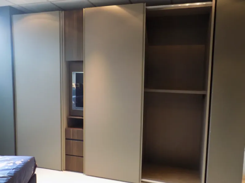 Camera da letto Armadio sangiacomo breccia con porta tv Sangiacomo in laccato opaco a prezzo Outlet