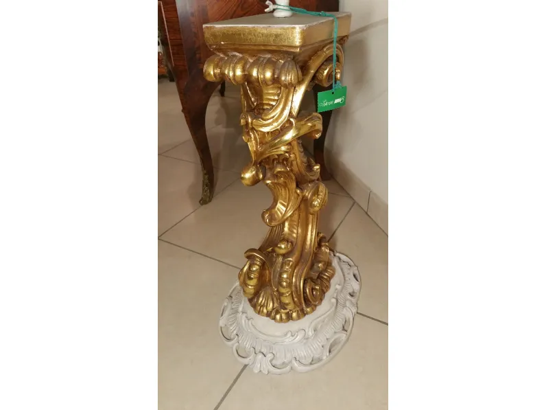 Tavolino classico Legno scolpito a mano di Collezione esclusiva a prezzo scontato
