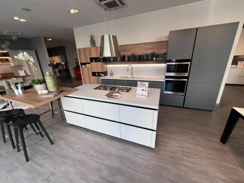 Cucina Delinea design altri colori Scavolini ad isola scontata 40%