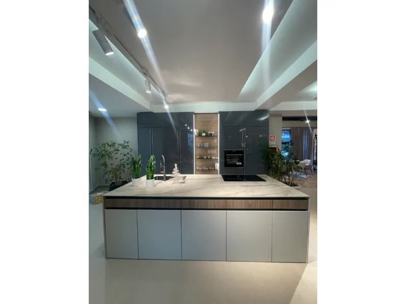 Cucina con isola in laccata lucido a prezzo scontato 55%
