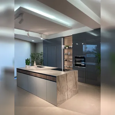 Cucina con isola in laccata lucido a prezzo scontato 55%