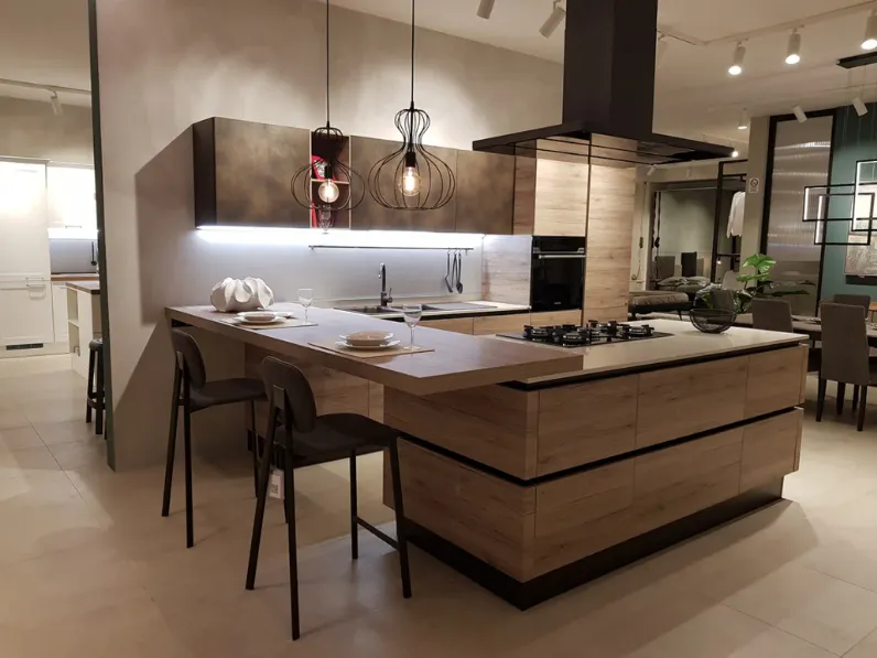 Cucina con penisola in laminato materico a prezzo scontato 33%