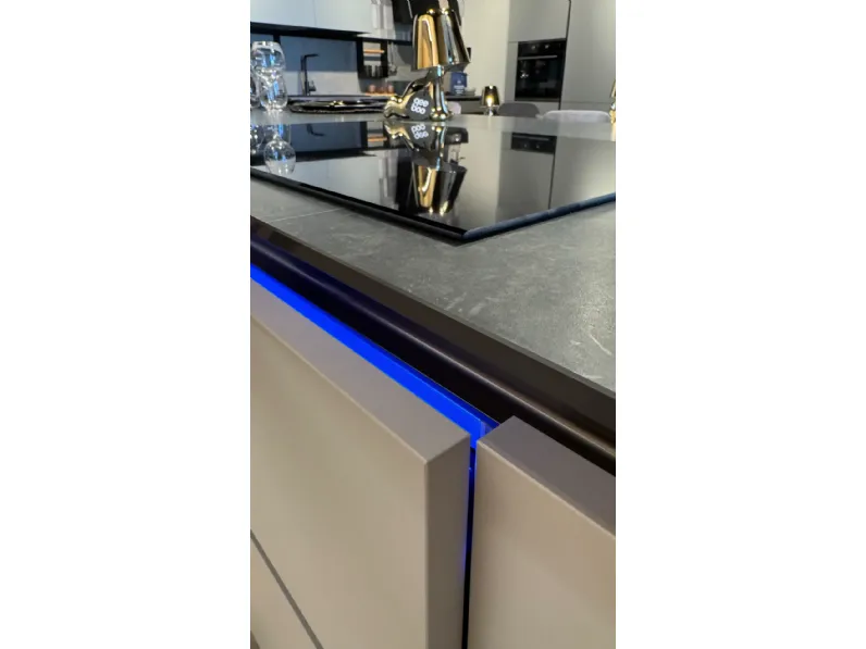 Cucina Stosa design con isola tortora in laminato materico Metropolis