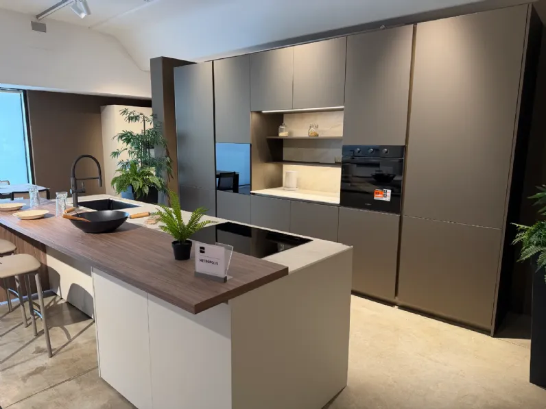 Cucina altri colori moderna con isola Metropolis Stosa in Offerta Outlet