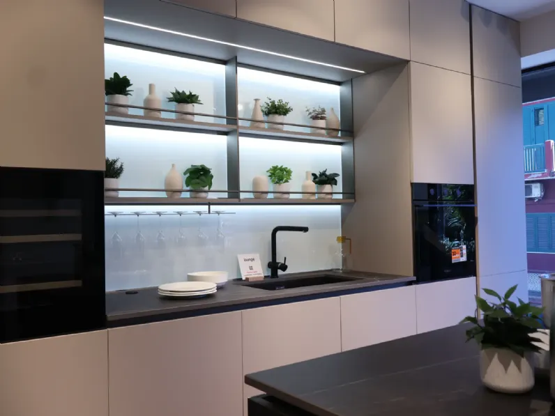 Scopri la cucina Lounge di Veneta Cucine in OFFERTA OUTLET 