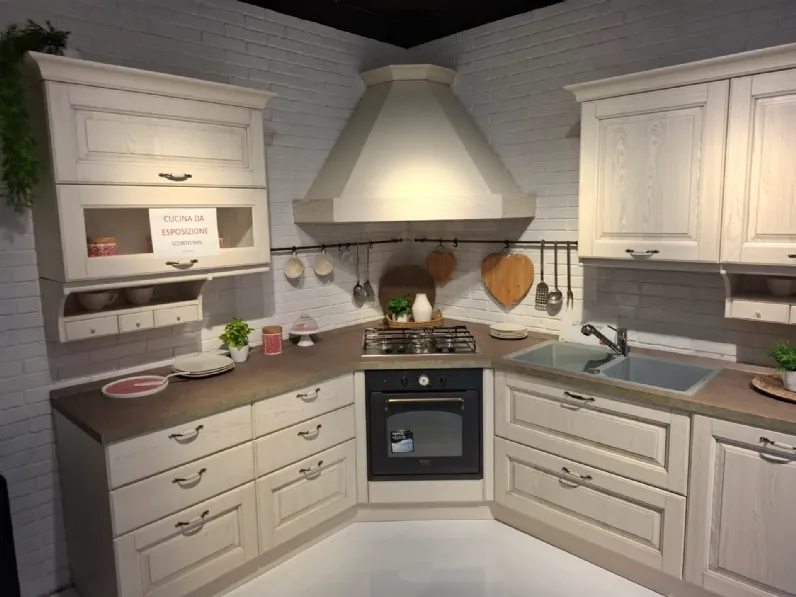 Cucina modello memory  ad angolo Veneta Cucine con uno sconto imperdibile