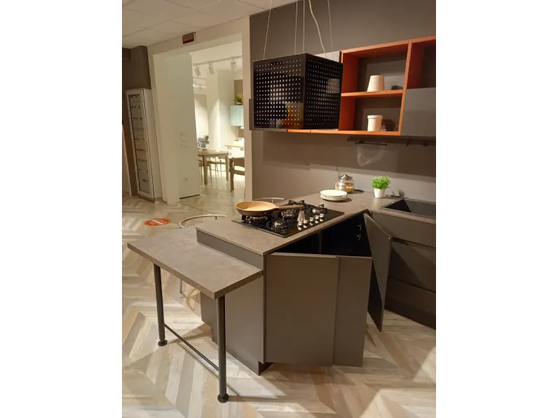 Cucina grigia moderna con penisola Creativa Lube cucine scontata