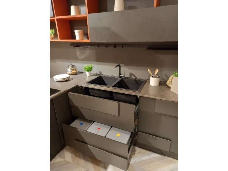 Cucina grigia moderna con penisola Creativa Lube cucine scontata