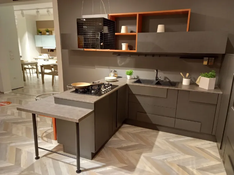 Cucina grigia moderna con penisola Creativa Lube cucine scontata