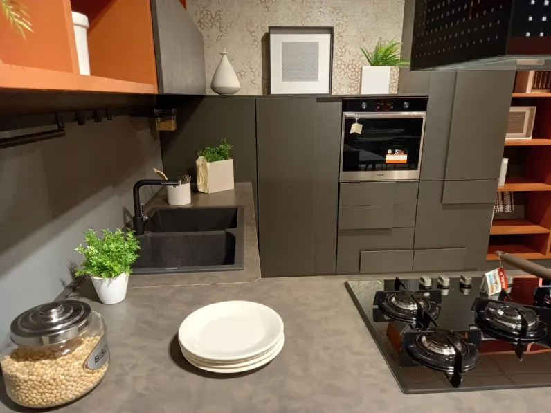 Cucina grigia moderna con penisola Creativa Lube cucine scontata