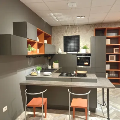 Cucina grigia moderna con penisola Creativa Lube cucine scontata