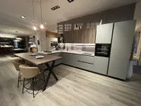 Cucina grigia moderna con penisola Mira Scavolini scontata