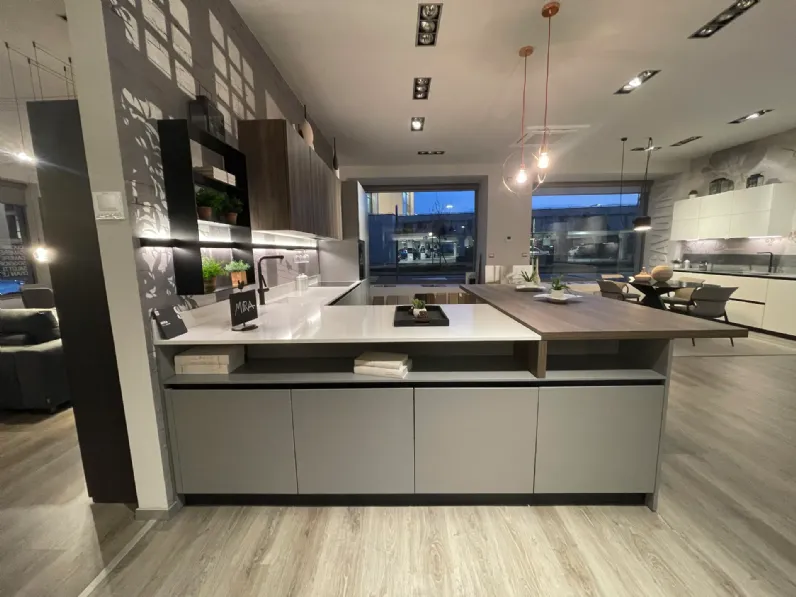 Cucina grigia moderna con penisola Mira Scavolini scontata