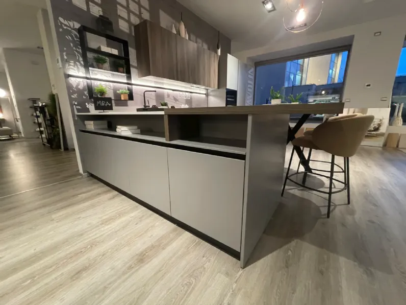 Cucina grigia moderna con penisola Mira Scavolini scontata
