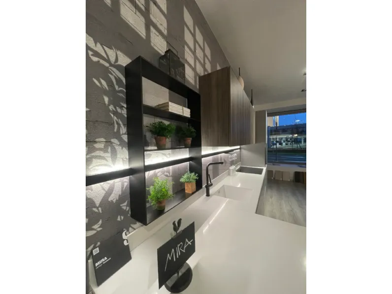 Cucina grigia moderna con penisola Mira Scavolini scontata