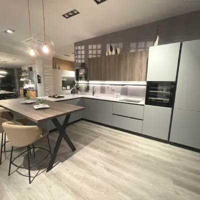 Cucina grigia moderna con penisola Mira Scavolini scontata