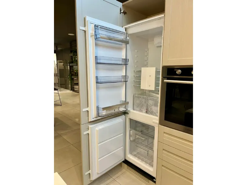 Cucina Scavolini classica ad angolo altri colori in laminato opaco Carattere