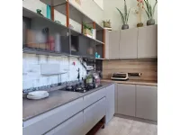 Cucina con isola in laccata grigia Formalia a prezzo scontato