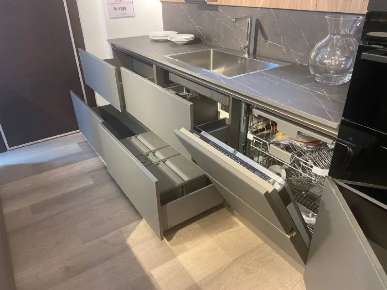 Cucina a prezzo scontato con isola moderna Lounge vetro opaco Veneta Cucine