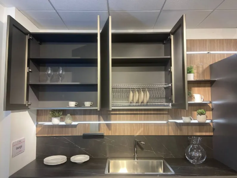 Cucina a prezzo scontato con isola moderna Lounge vetro opaco Veneta Cucine