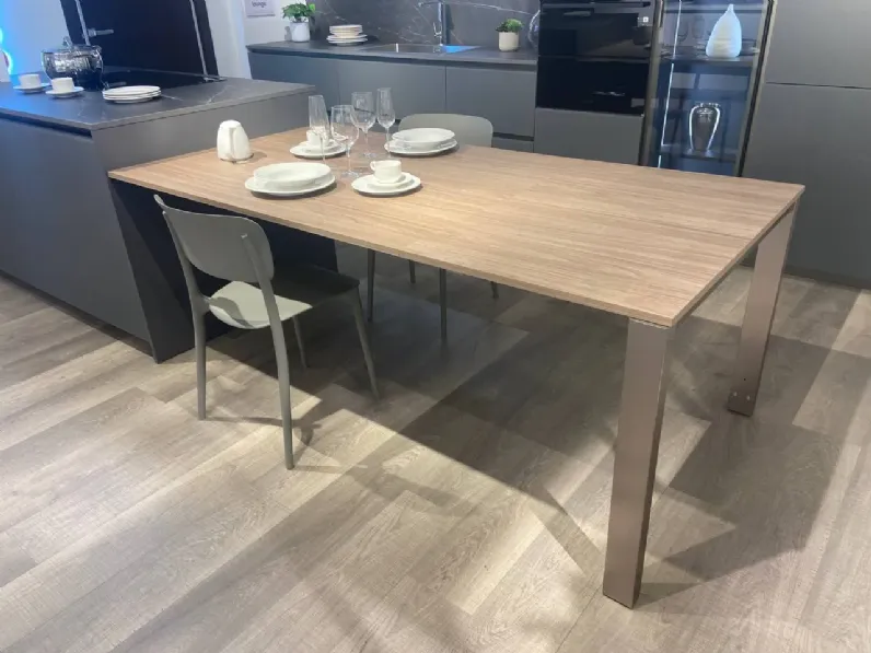 Cucina a prezzo scontato con isola moderna Lounge vetro opaco Veneta Cucine