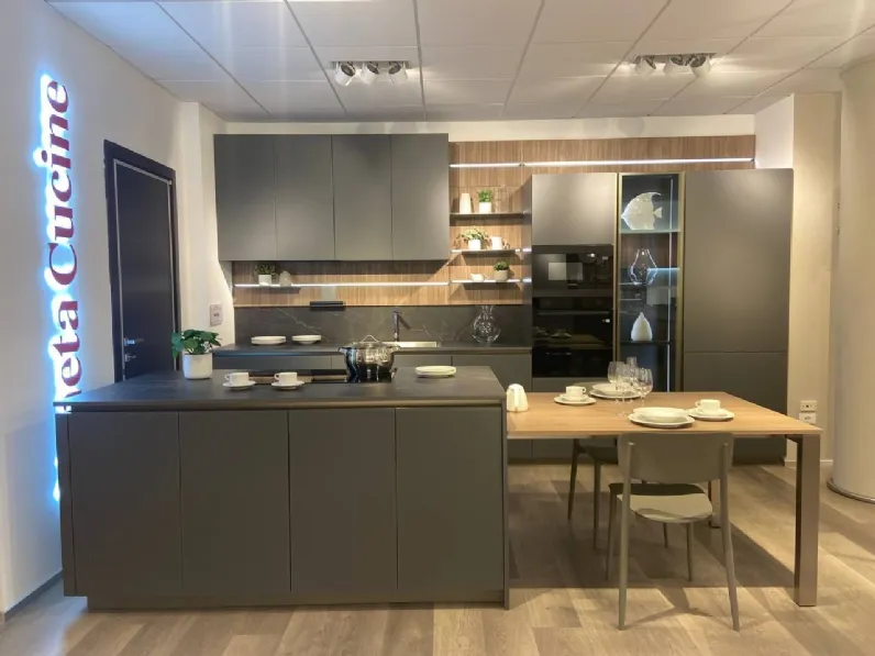Cucina a prezzo scontato con isola moderna Lounge vetro opaco Veneta Cucine
