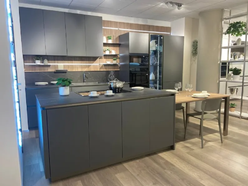 Cucina a prezzo scontato con isola moderna Lounge vetro opaco Veneta Cucine