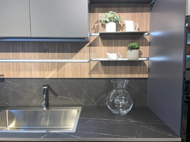 Cucina a prezzo scontato con isola moderna Lounge vetro opaco Veneta Cucine