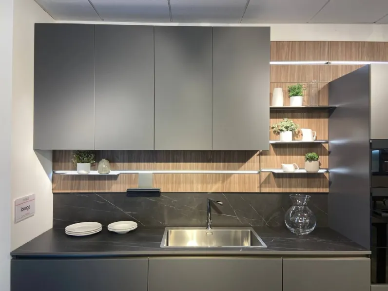 Cucina a prezzo scontato con isola moderna Lounge vetro opaco Veneta Cucine