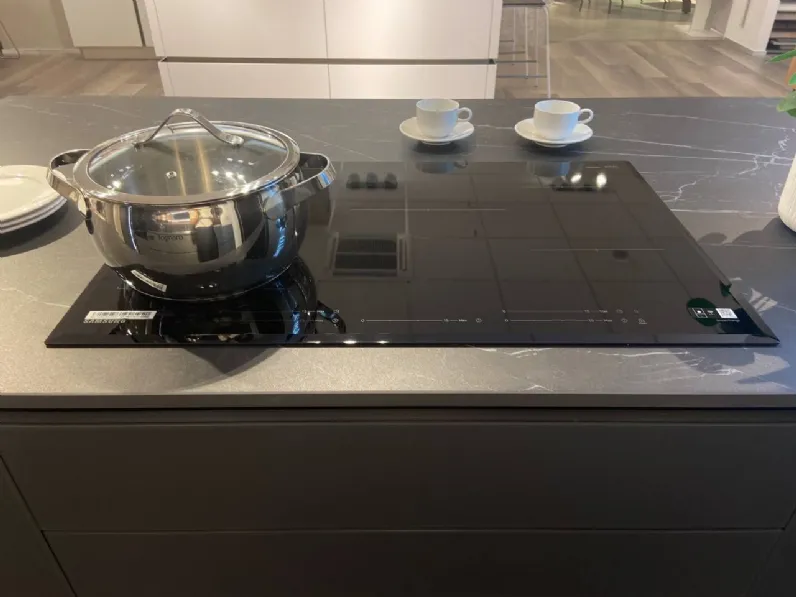 Cucina a prezzo scontato con isola moderna Lounge vetro opaco Veneta Cucine