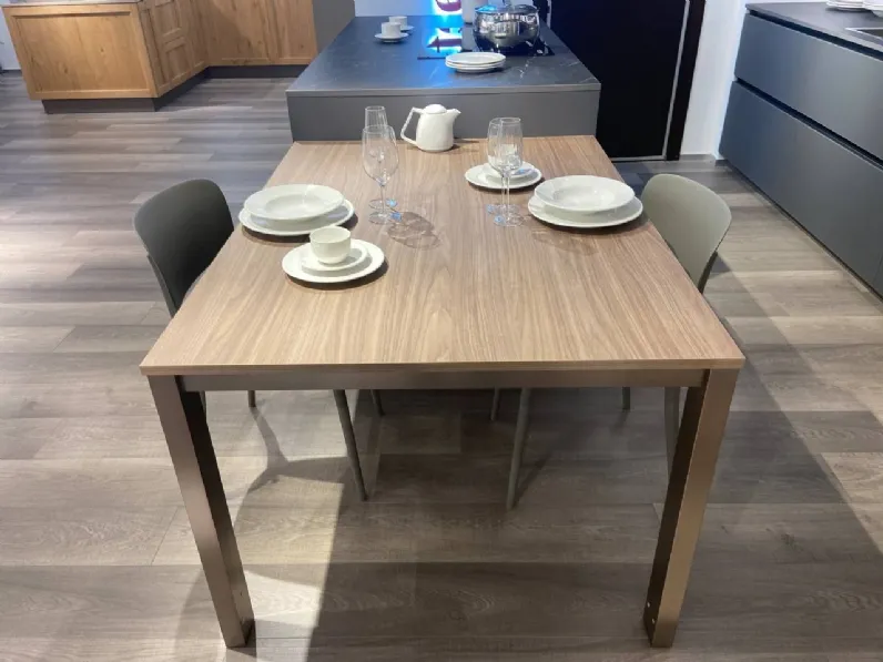 Cucina a prezzo scontato con isola moderna Lounge vetro opaco Veneta Cucine