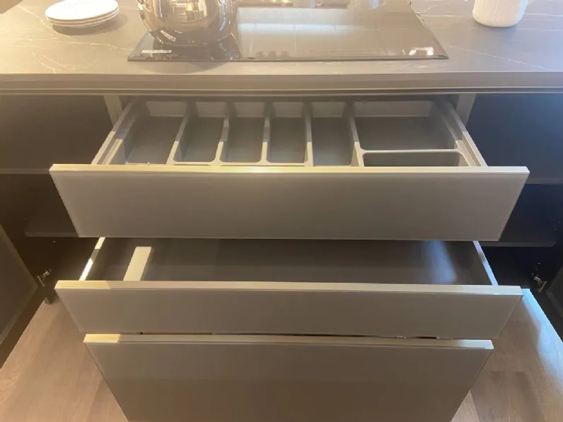 Cucina a prezzo scontato con isola moderna Lounge vetro opaco Veneta Cucine