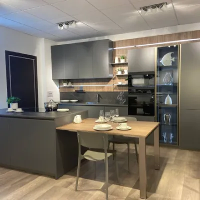 Scopri la cucina Lounge vetro opaco di Veneta cucine in OFFERTA OUTLET 