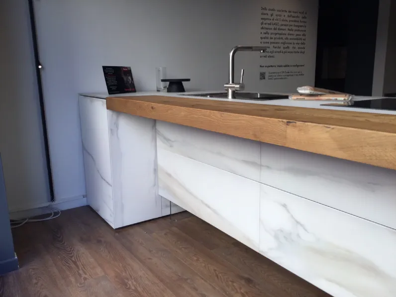 Cucina con isola in vetro a prezzo ribassato 50%