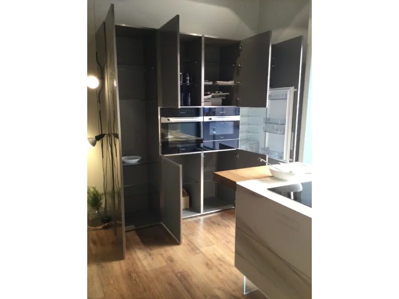 Cucina con isola in vetro a prezzo ribassato 50%